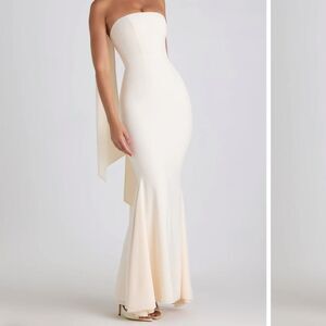 Oh Polly Imogene
Scarf-Detail Strapless Gown in Ivory Size 2 Nwt Without scarf